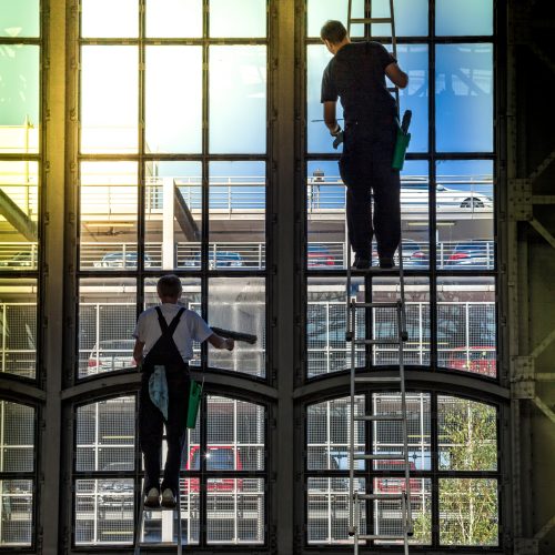 Fensterputzer Two men cleaning the windows of an industrial plant